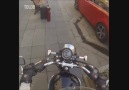 Yere çöp atanları cezalandıran motorcu