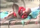 Yılana sarılıp uyuyan bebek
