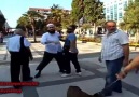 Yobazlardan sokak müzisyenlerine pitbull köpekli saldırı girişimi