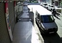 Yolda yürüyen genç kıza motosikletli tekme attı (O anlar kamerada)