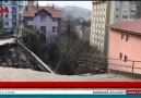 Yol okulun bahçesine çöktü!