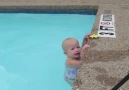 Yüzücü bebek izleyenleri şaşırtıyor!