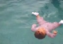 Bebeğin keyfi yerinde takılıyor havuzda :) [HQ]