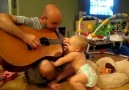 Bebek babasına dansı ile eşlik ediyor :)Bon Jovi fan baby !!