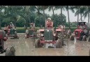 Bollywood Filmin Traktor Sahnesi [HQ]