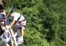 Bungee jumping yapan adama şaka