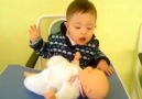 Down Sendromlu Bir Bebeğin Ağlayan Bir Bebeğe Yaptıkları