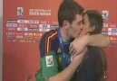 Iker Casillas canlı yayın filan dinlemedi sevgilisini öptü [HQ]