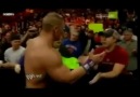 John Cena CM Punk'a Bilekliğini Veriyor !
