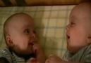 Karşılıklı Gülüşen İkiz Bebekler :))