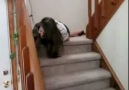 Merdivenden inmeye çalışan sarhoş bir kız :) [HQ]