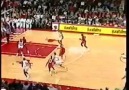 Michael Jordan Kaçan Atışı Smaçlıyor !