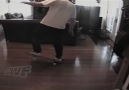 Padre insegna la figlia ad andare sullo skate! :D [HQ]