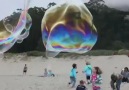 Sahilde baloncuklarla güzel bir gösteri [HQ]