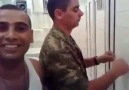 Tuvalet Kapısıyla Asker Eğlencesi.. :)