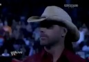 Undertaker Shawn Michaels'a Başını Eğiyor !