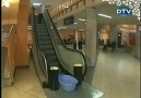 Yürüyen Merdivenin  Sonuna  su bırakılırsa ne olur izle  :))