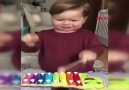 Gülümse Hayata - O henüz 3 yaşında ve babasını bakın ne için uyarıyor... Babasını uyardığı bu videosu sosyal medyayı salladı